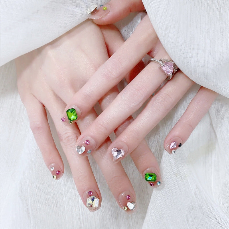 Kunstnagelset mit funkelnden 3D-Applikationen und wunderschönen Herzmotiven Brehn