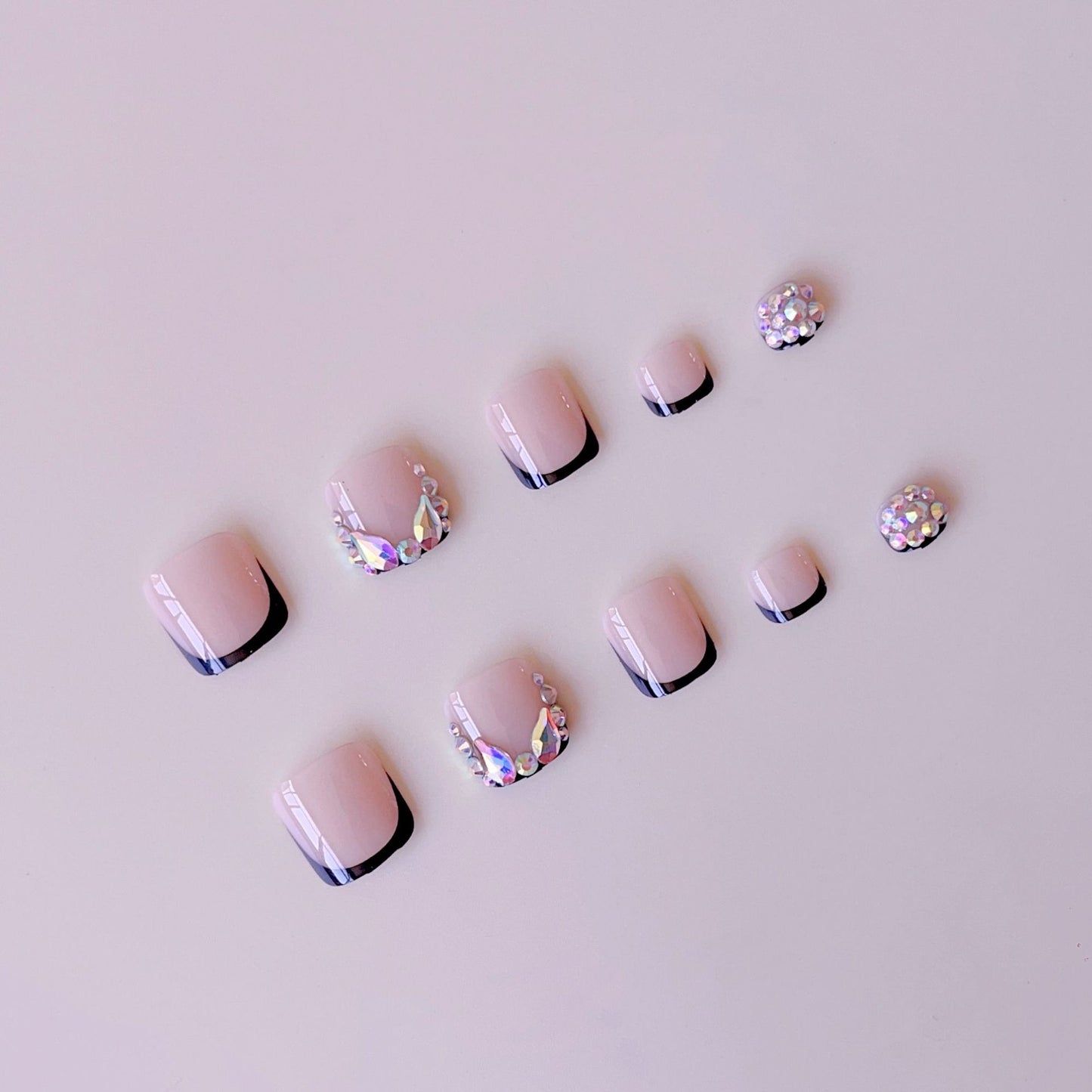 Fußnagelkunstset mit glamourösen 3D-Verzierungen und eleganten Akzenten Brehn