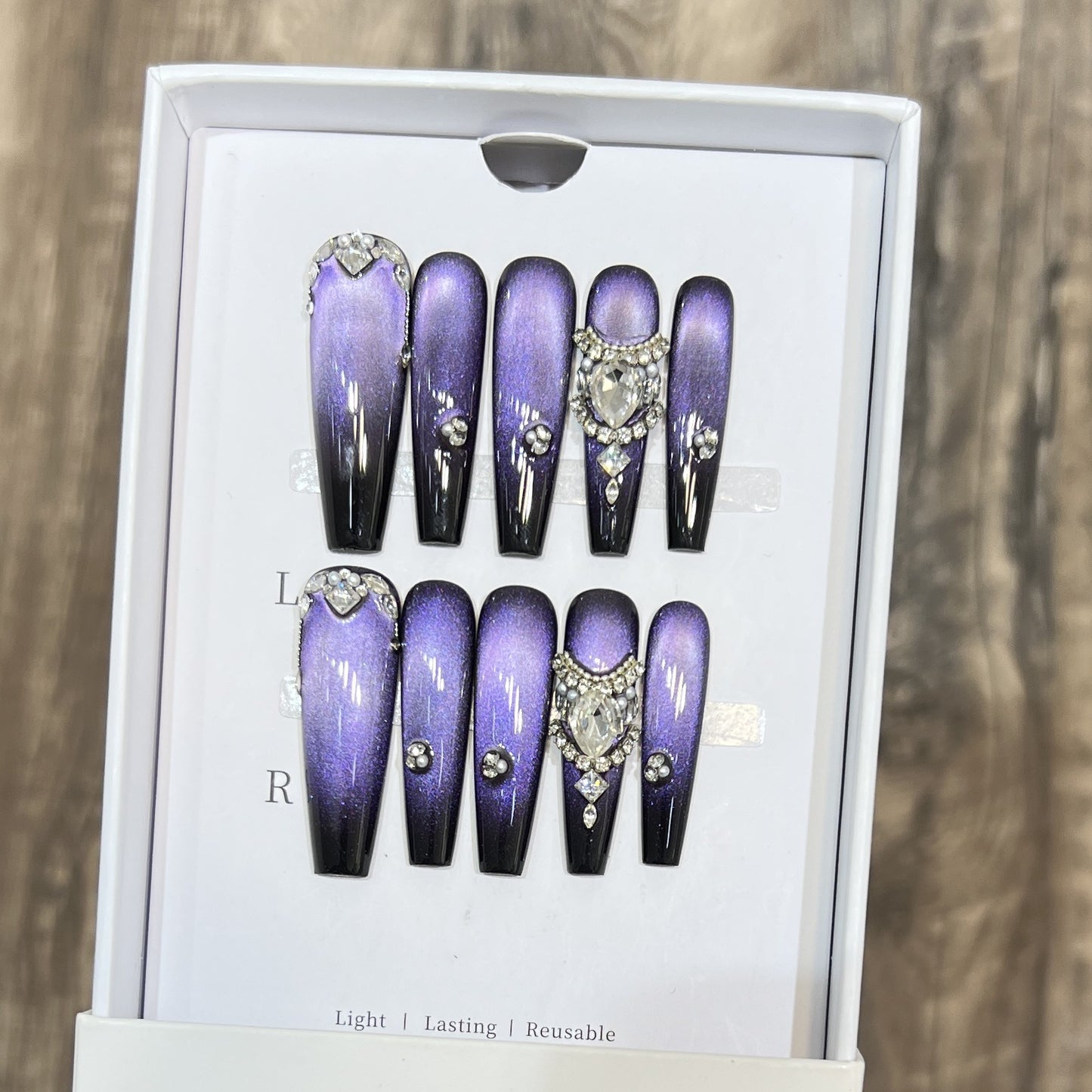 Dekoratives Press-On Nagelkunst-Set mit Edelsteinakzenten Brehn