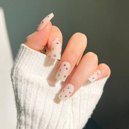 Kunstvolle Nagelkunst mit eleganten Strassverzierungen Brehn