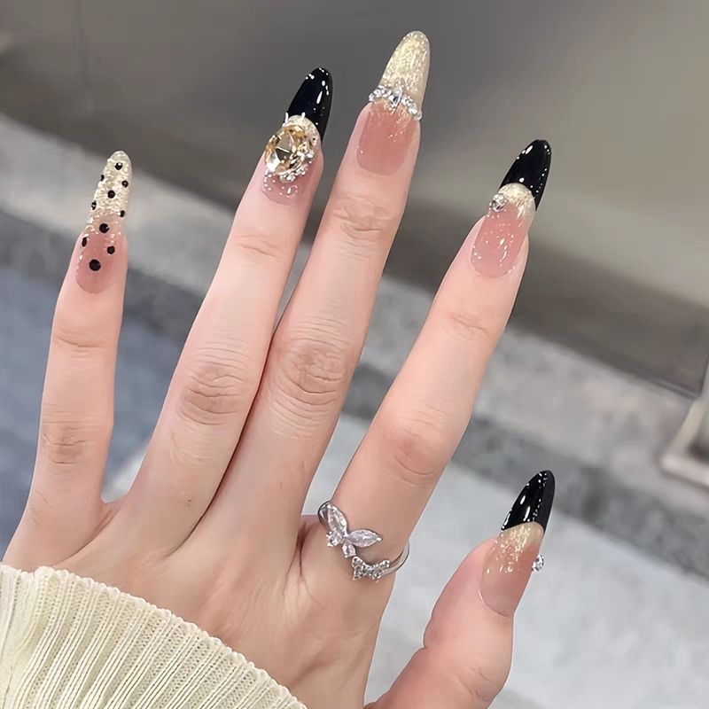 Künstlerisches Nageldesign mit dekorativen Elementen Brehn