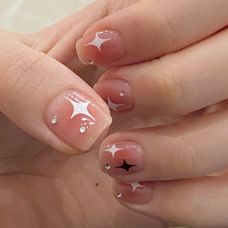 Kunstnagelset mit funkelnden Sternenverzierungen und eleganten Akzenten Brehn
