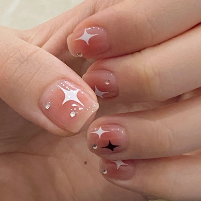 Kunstnagelset mit funkelnden Sternenverzierungen und eleganten Akzenten Brehn