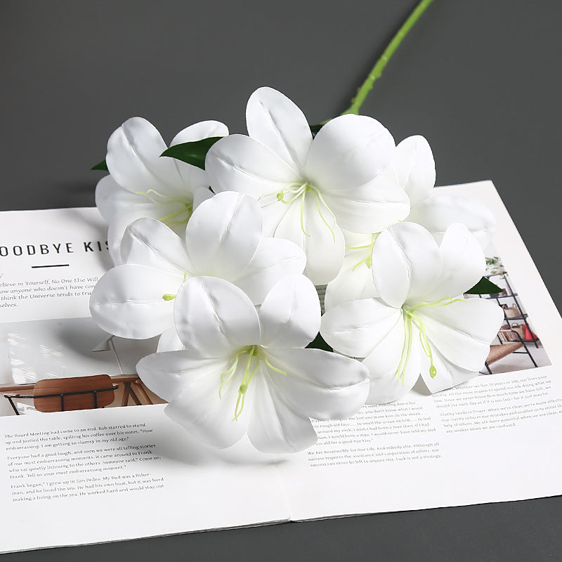 Realistische Seidenblumenstängelanordnung