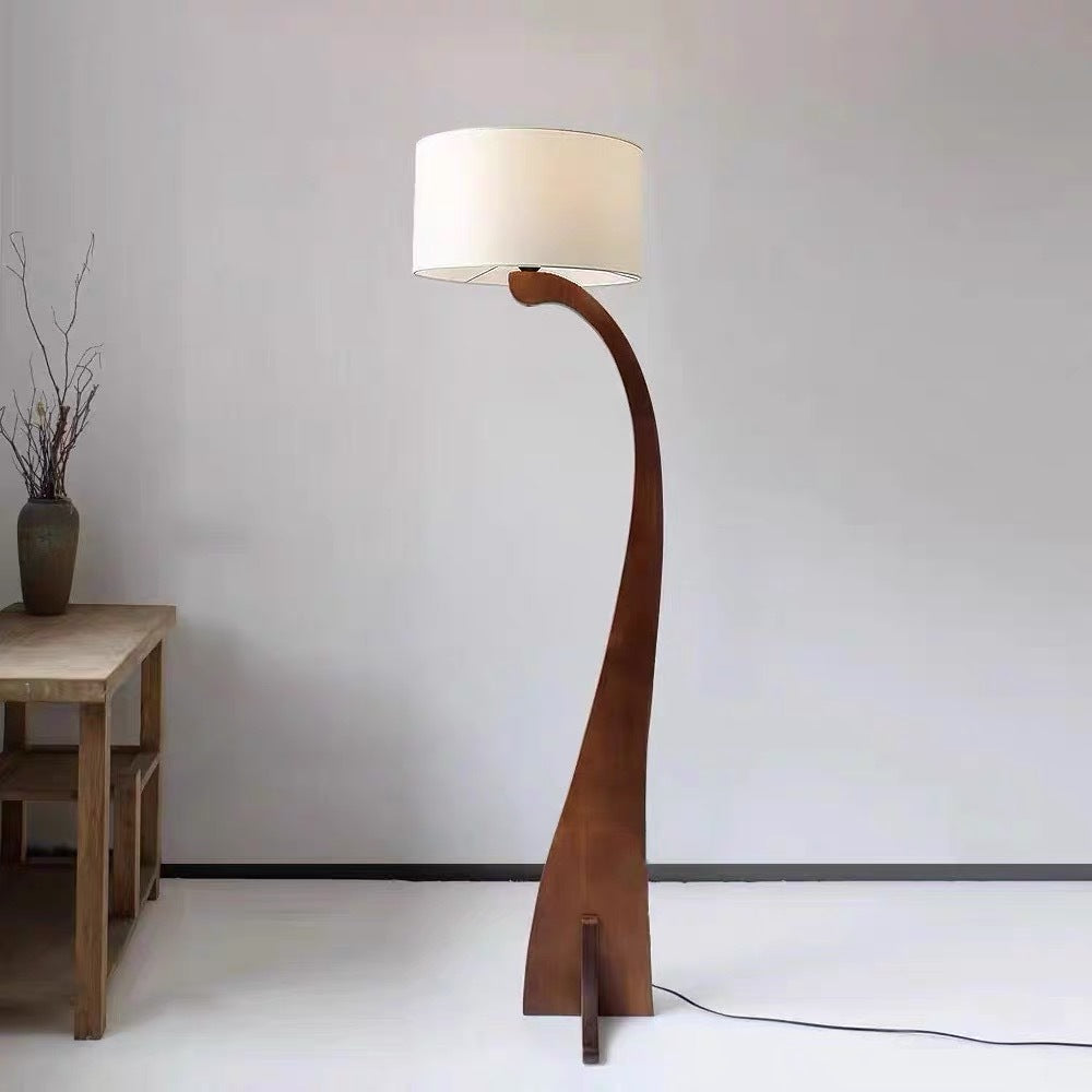 Elegante gebogene Stehlampe