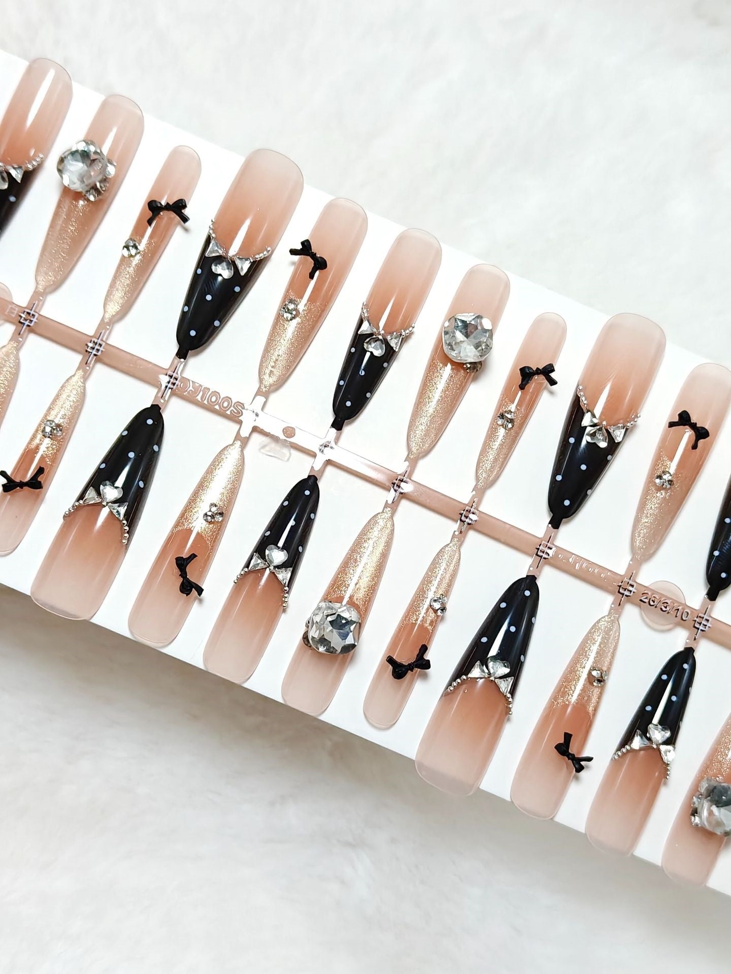 Kunstnägel mit glamourösen Strass-Details Brehn
