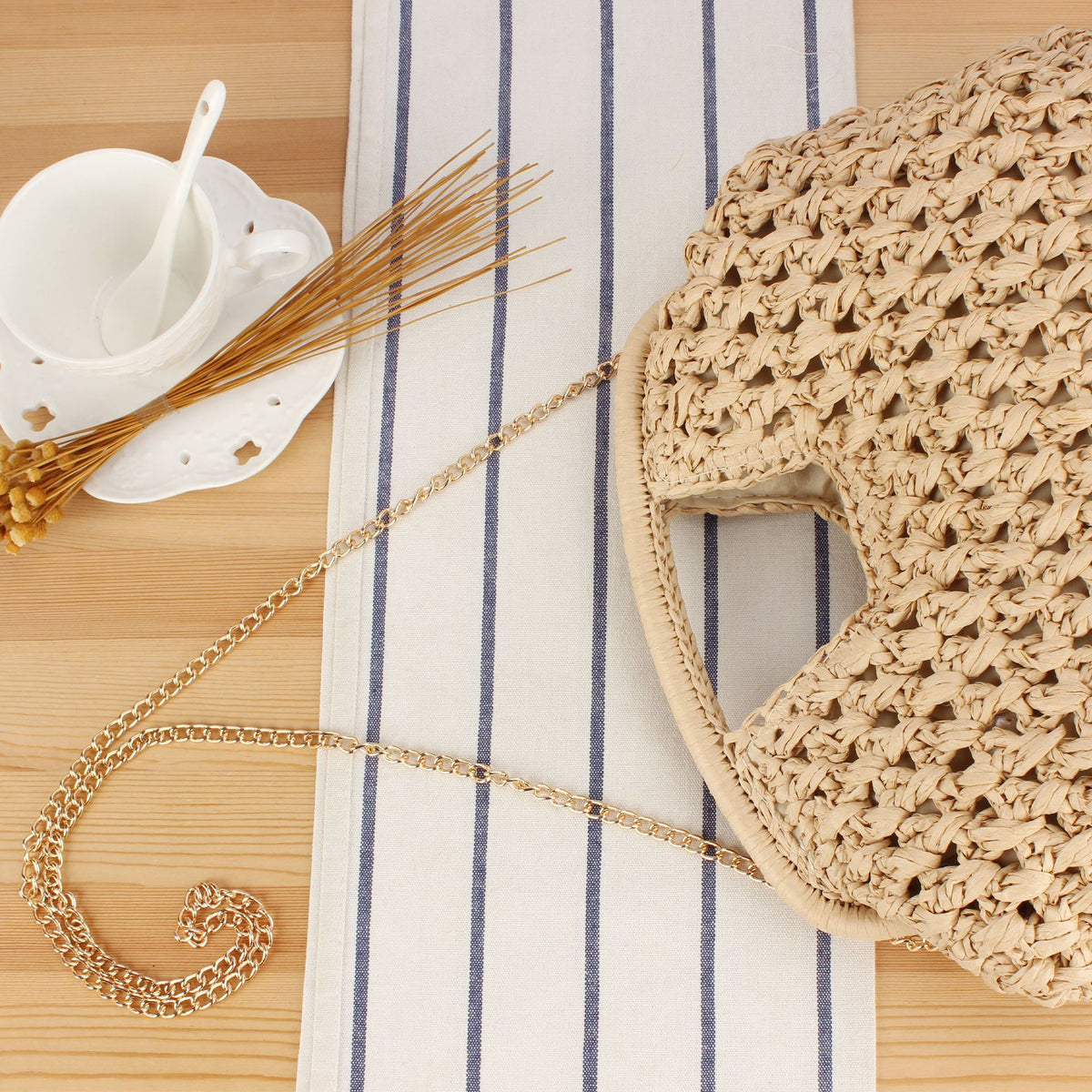 Handtasche Aus Naturbelassenem Geflochtenem Material mit Eleganter Kettenverzierung Brehn