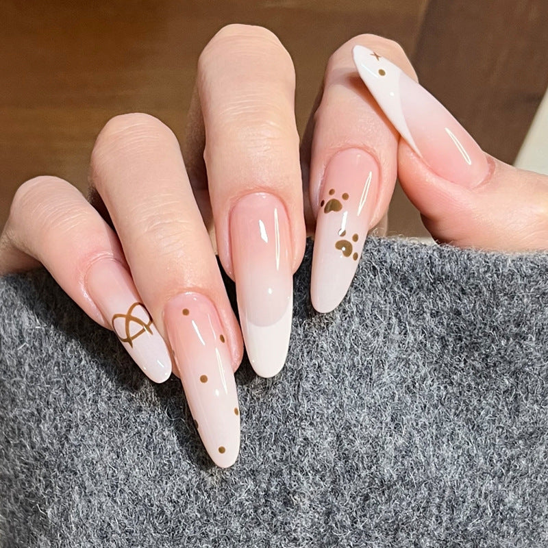Glamouröse Stiletto Press-On Nageldesign mit eleganten goldenen Akzenten Brehn