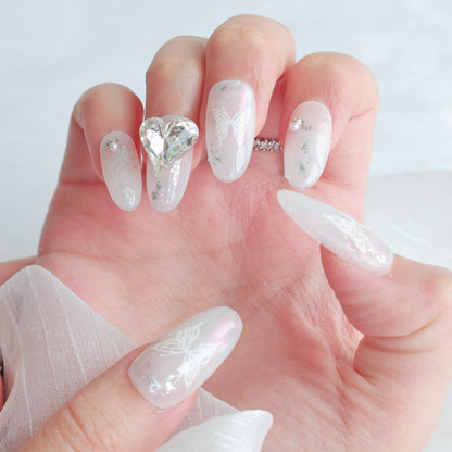 Künstlerisches Press-On Nagelkunst Set mit Schmetterlingsdesign und Juwelenakzenten