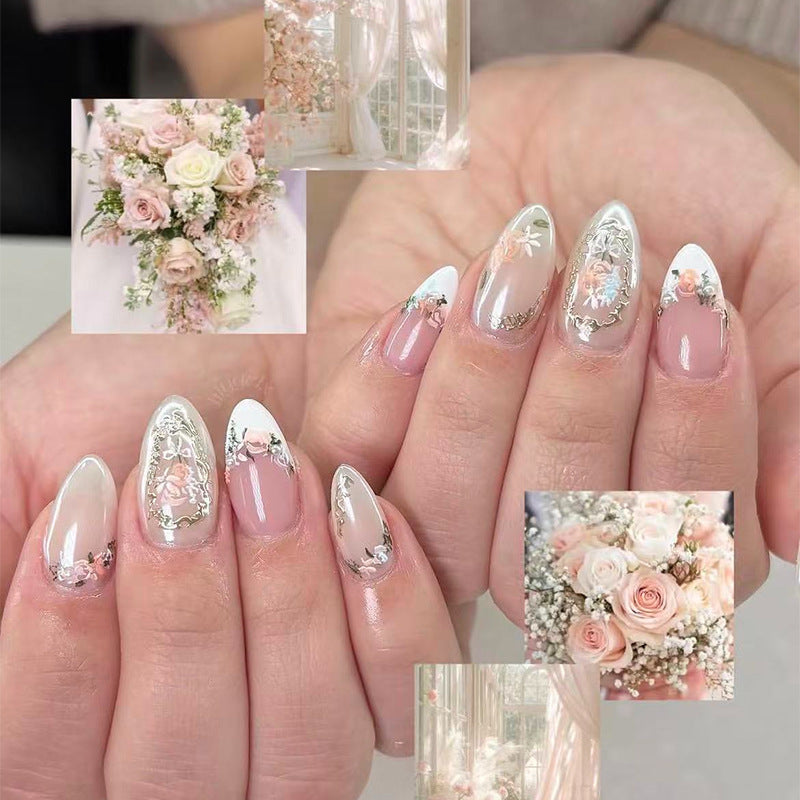 Kreatives Kunstnagelset mit floralen und glitzernden Verzierungen Brehn