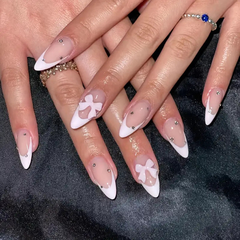 Kunstnagelspitzen mit eleganten Spitzen und floralem Design Brehn