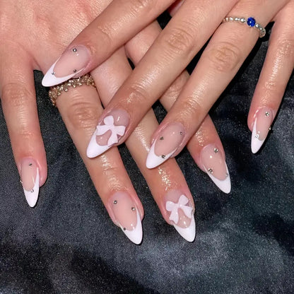 Kunstnagelspitzen mit eleganten Spitzen und floralem Design Brehn