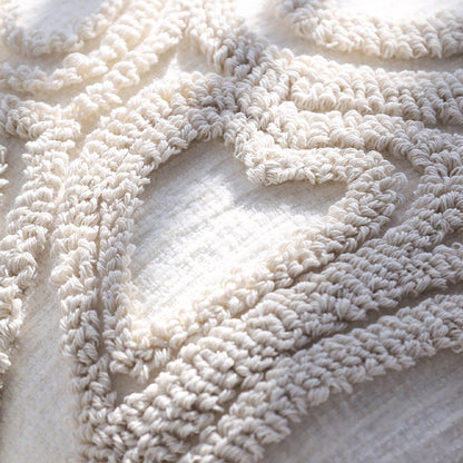 Quadratischer Kissenbezug mit dreidimensionalem Schlingen‑Herzrelief aus weichem Bouclé‑Mix Brehn