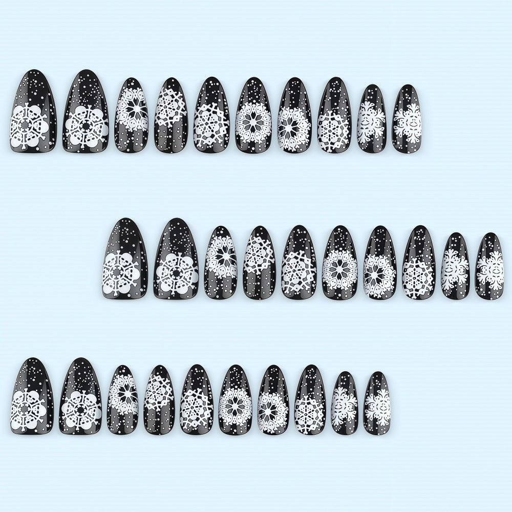 Kunstnägel im einzigartigen winterlichen Design mit Schnee- und Rentiermotiven Brehn