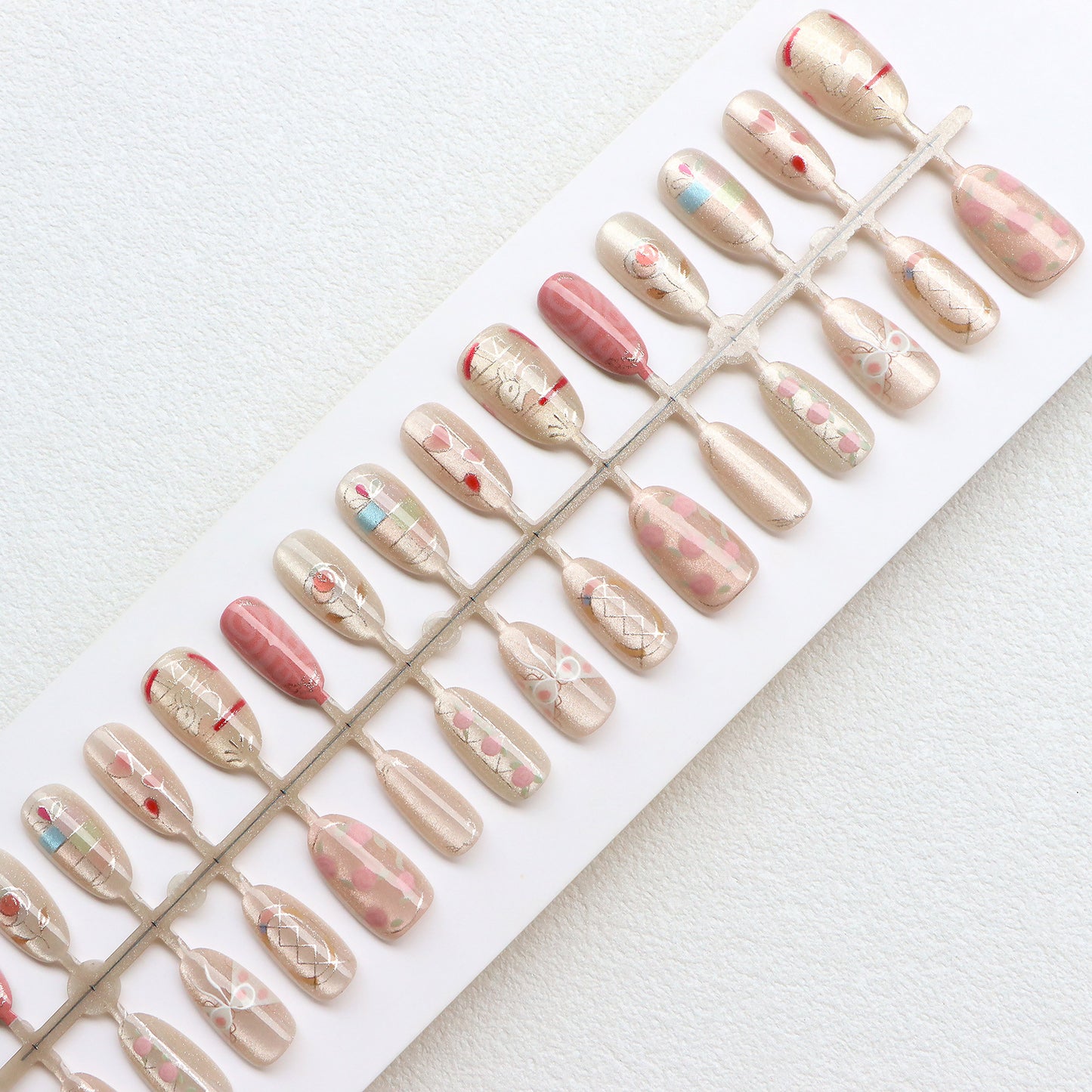Dekoratives Press-On Nagelkunstset mit künstlerischen Designs Brehn