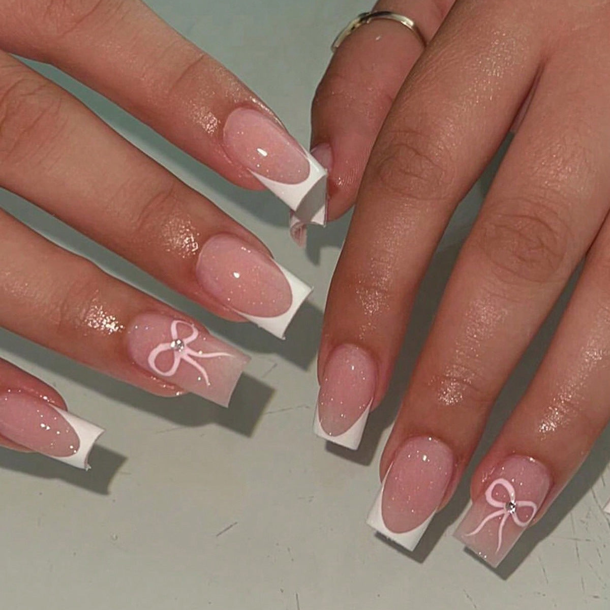 Kunstnagelset mit eleganten Schleifen- und Glitzerakzenten Brehn
