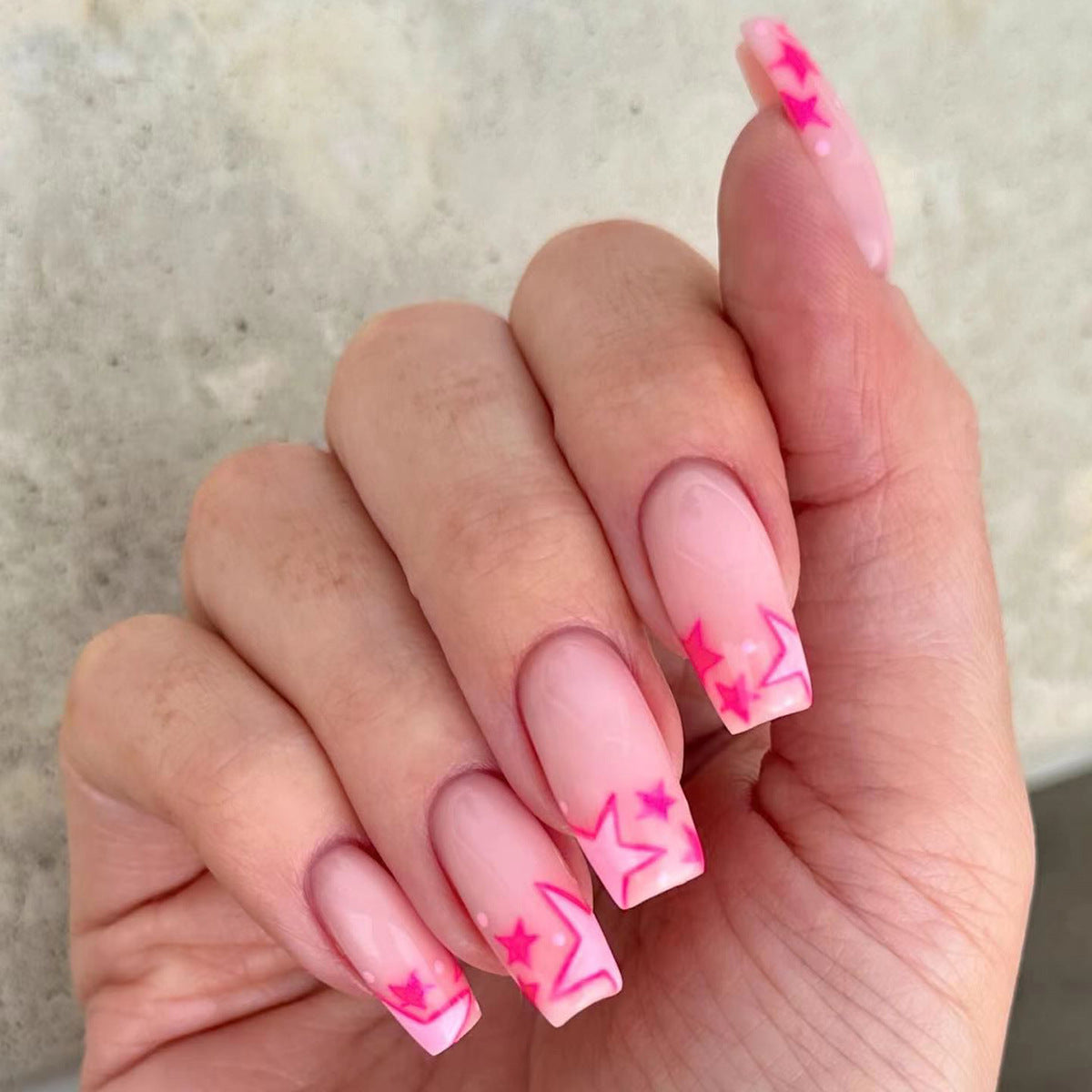 Kunstvolle Nagelkunst mit neonfarbenen Sternen Brehn