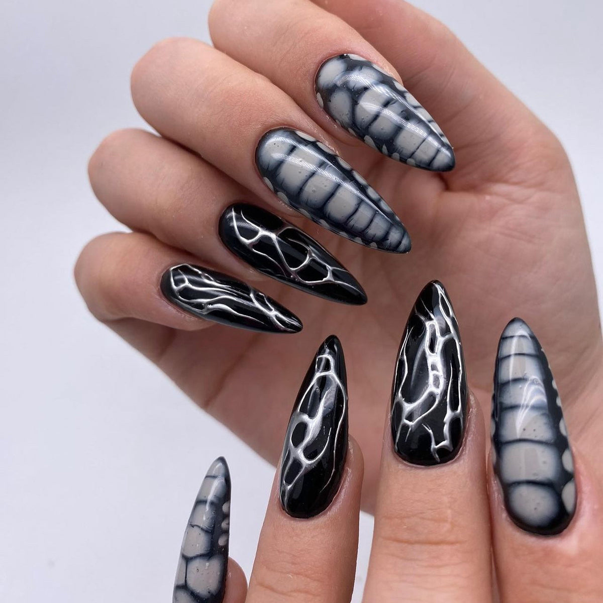 Kunstvolle Stiletto-Nägel mit modernem Strukturen-Design Brehn