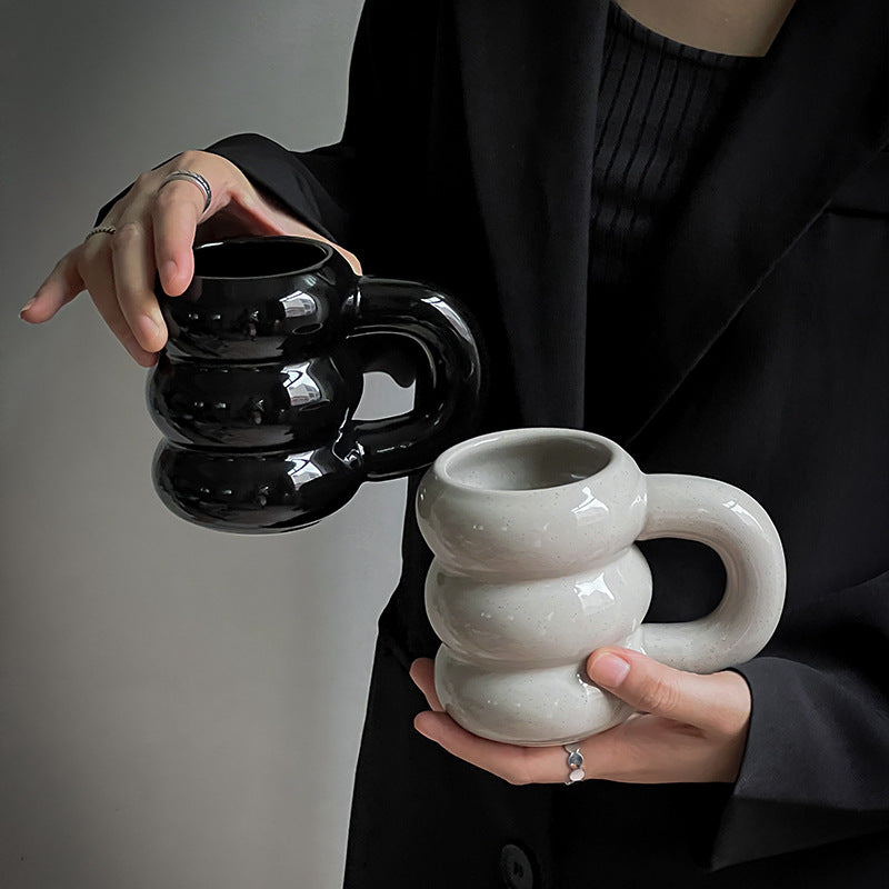 Skulpturaler Keramik-Kaffeebecher mit gestapeltem Ringkörper und ergonomischem Griff