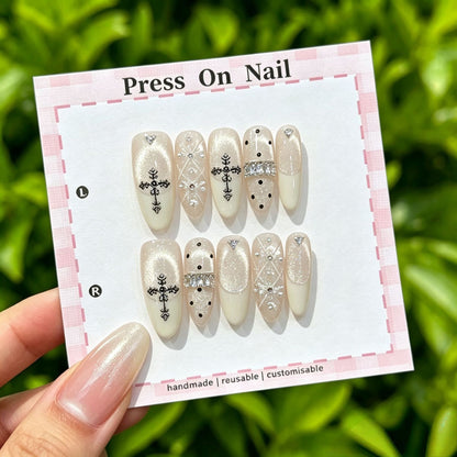 Künstlerisches Press-On Nail Art Set mit niedlichen Charakteren und Schleifenakzenten