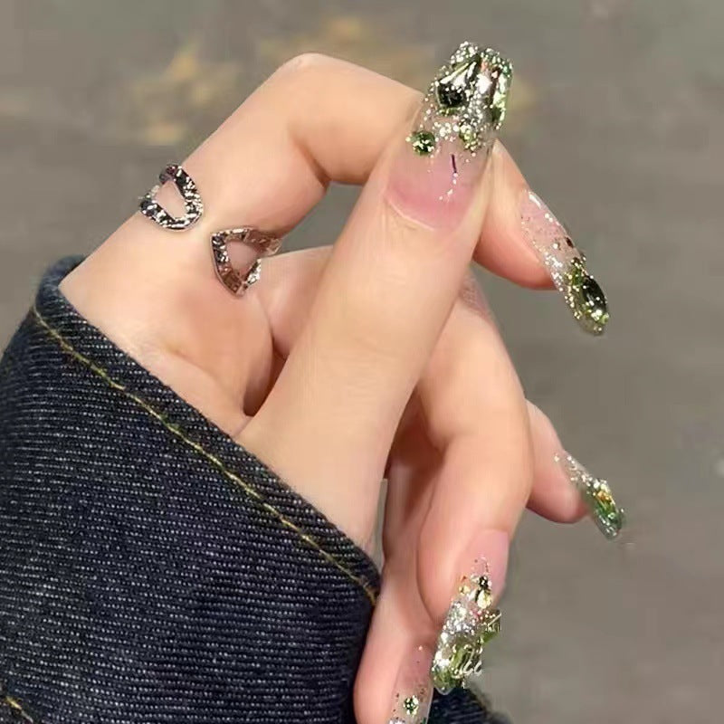 Glitzernde Kunstnägel im modernen Design Brehn