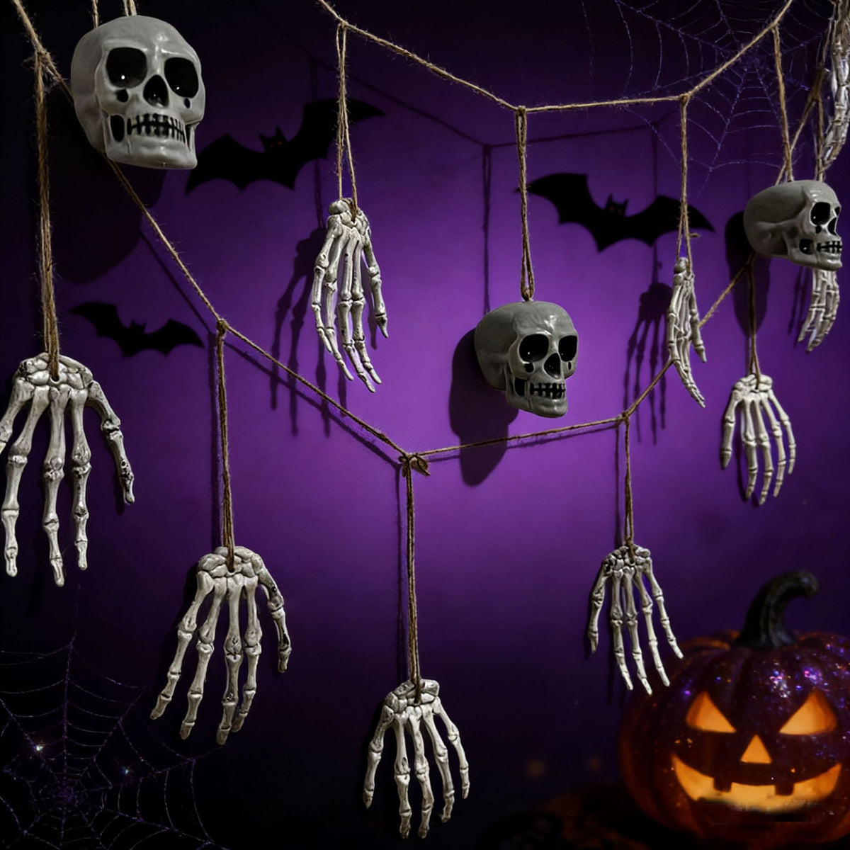 Dekorative Girlande mit Skeletthänden