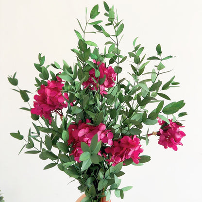 Lebensechter Blumenstrauß mit grünen Blättern
