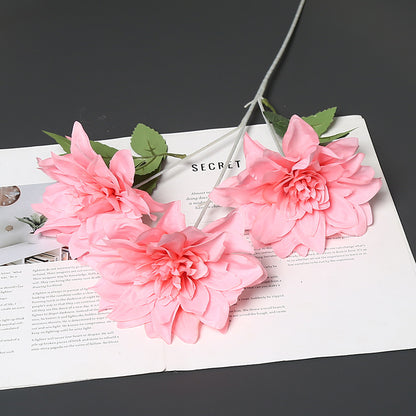 Lebensechte Stoffblumenarrangement