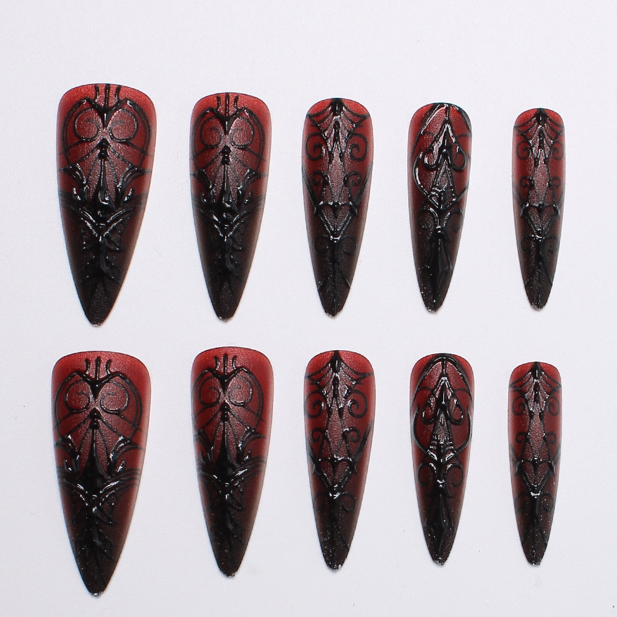 Künstliche Nagelspitzen mit Gothic-Design und filigranen Mustern Brehn