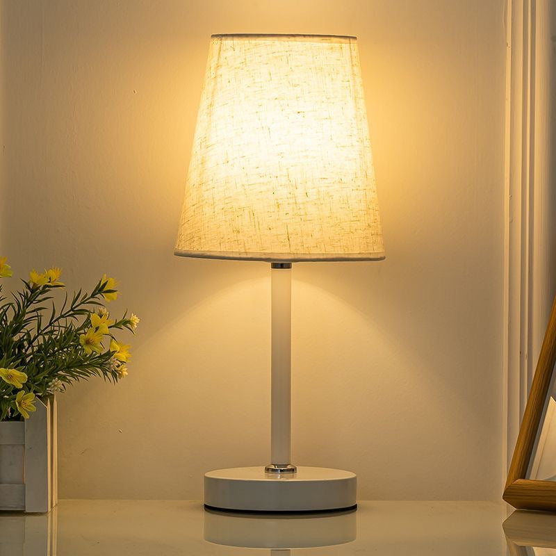 Moderne Tischlampe mit plissiertem Schirm