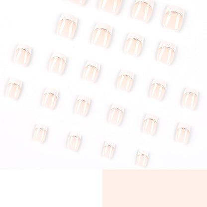 Kunstvolle Nagelverlängerungen mit elegantem French-Tip und Goldakzenten Brehn