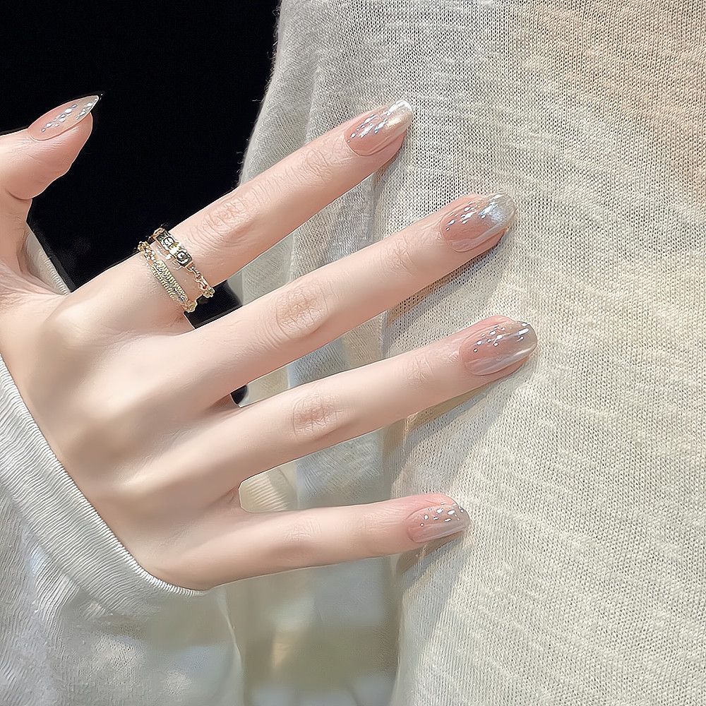 Künstlerisches Nageldesign mit dekorativen Elementen Brehn