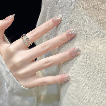 Künstlerisches Nageldesign mit dekorativen Elementen Brehn