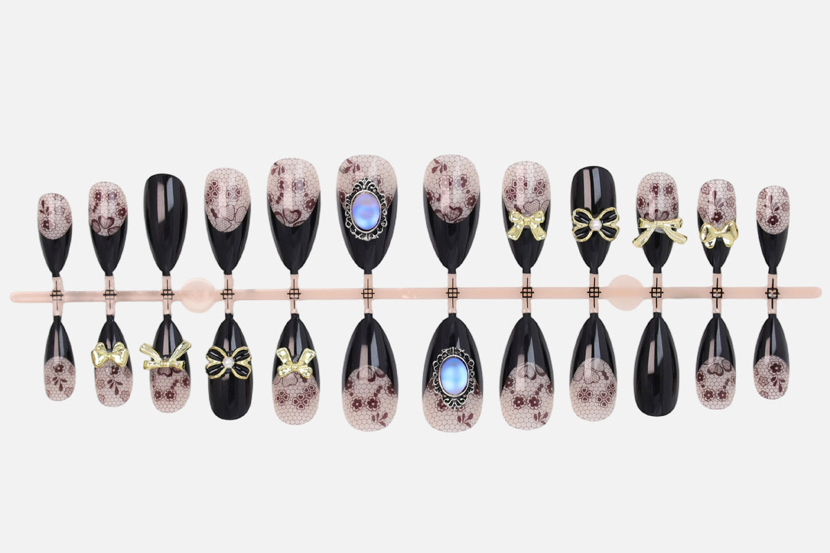 Kunstnagelset mit eleganten Punkt- und Schleifenverzierungen Brehn