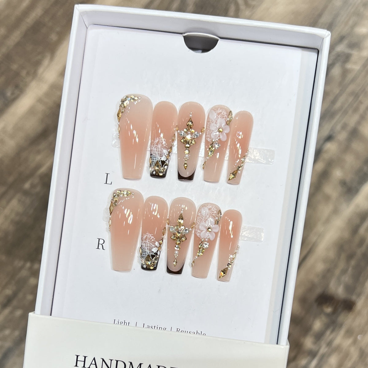 Künstlerisches wiederverwendbares Press-On-Nagelset mit floralen und goldenen Akzenten Brehn