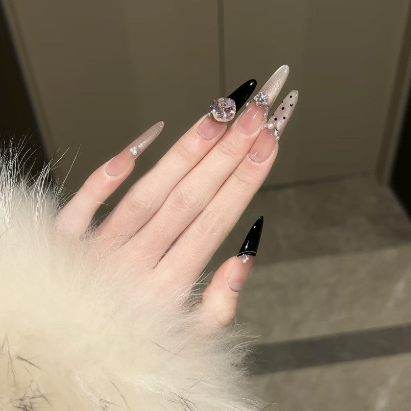 Elegante Stiletto Kunstnägel mit Funkelnden Strassdetails Brehn