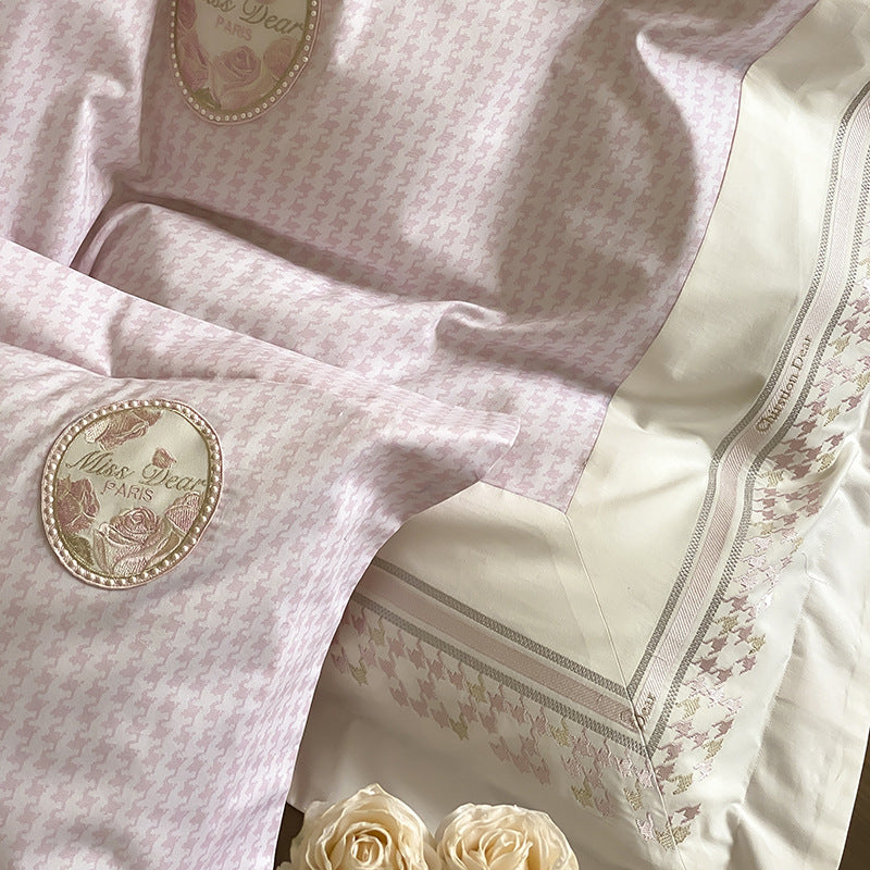 Satin-Bettgarnitur mit feinem Mini-Muster, Stickmedaillons und Zierborte