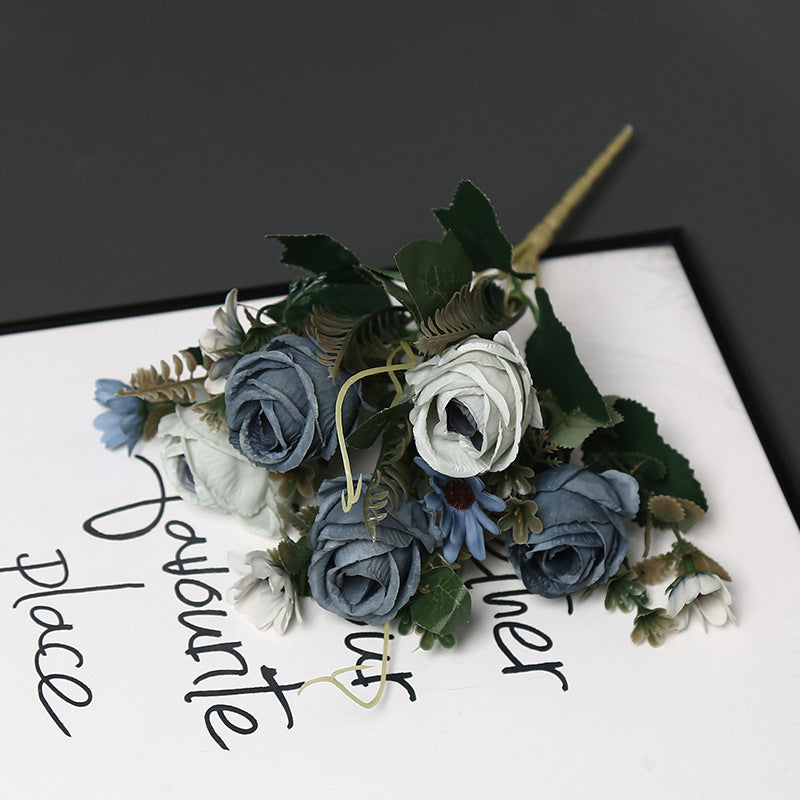 Dekorative Blumenarrangement für Tischdisplay