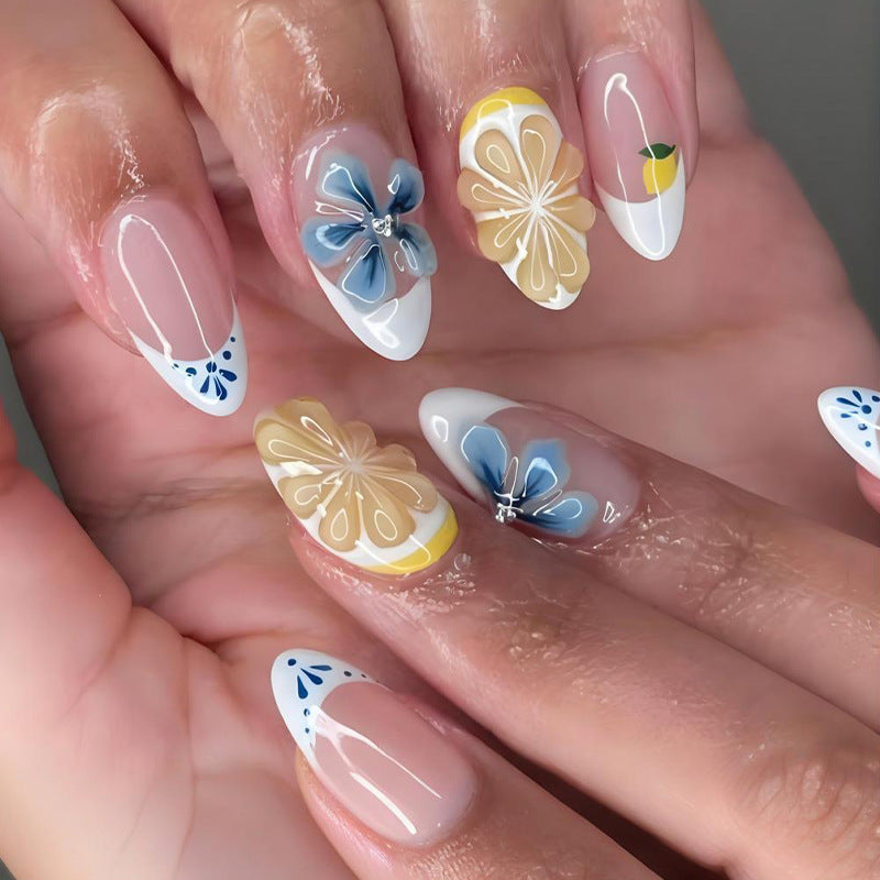 Kunstnagelset mit eleganten Blumen- und Schmetterlingsakzenten Brehn