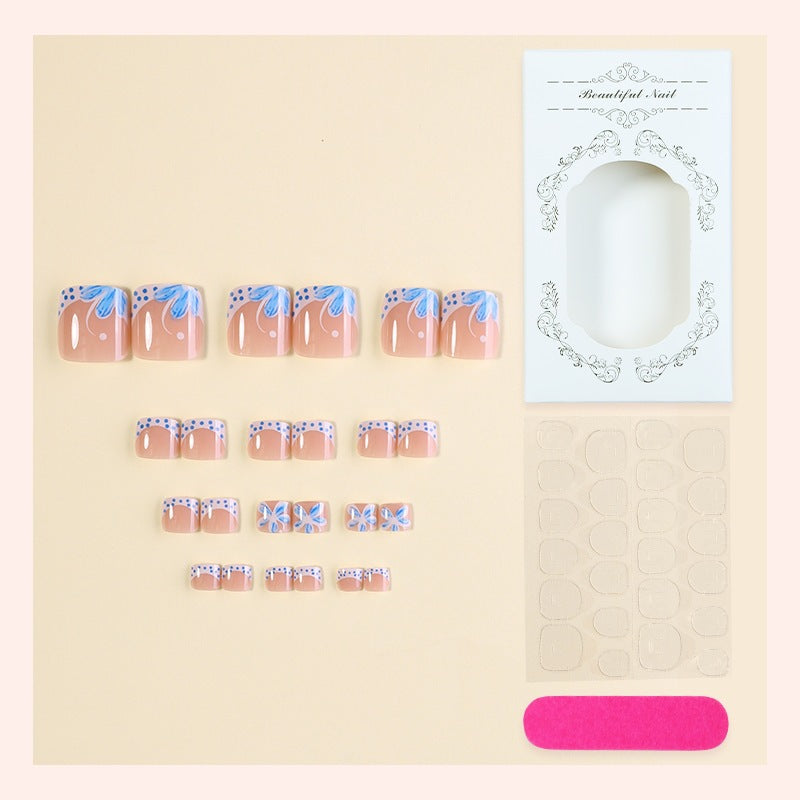 Kreatives Nagelset mit eleganten Blütenornamenten Brehn