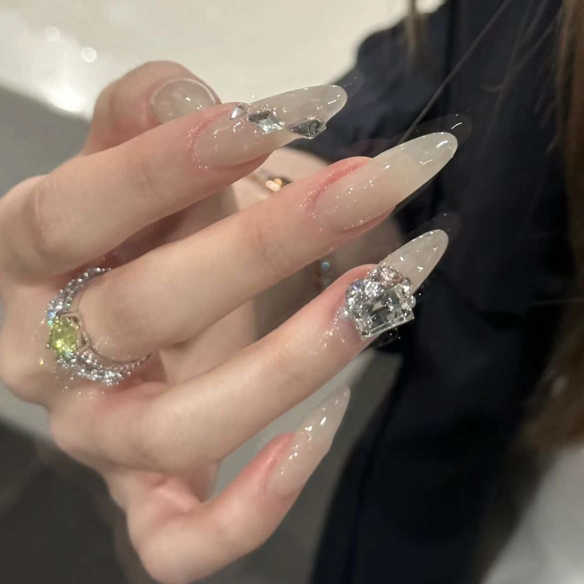 Glamouröse mit Strass verzierten Press-On-Nagelerweiterungen Brehn