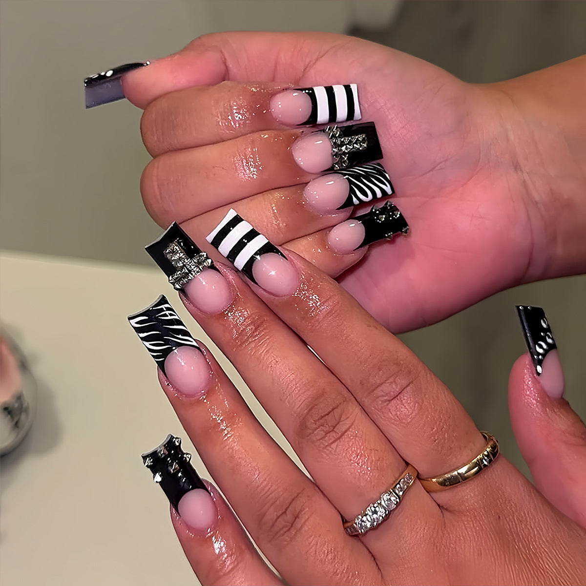 Kunstnägel Im Modernen Streifen- und Zebra-Design Brehn