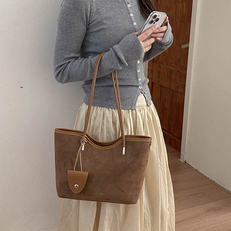 Chic Wildleder Tasche mit Dekorativer Tasche