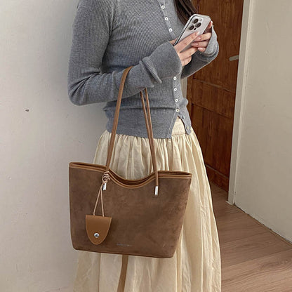 Chic Wildleder Tasche mit Dekorativer Tasche