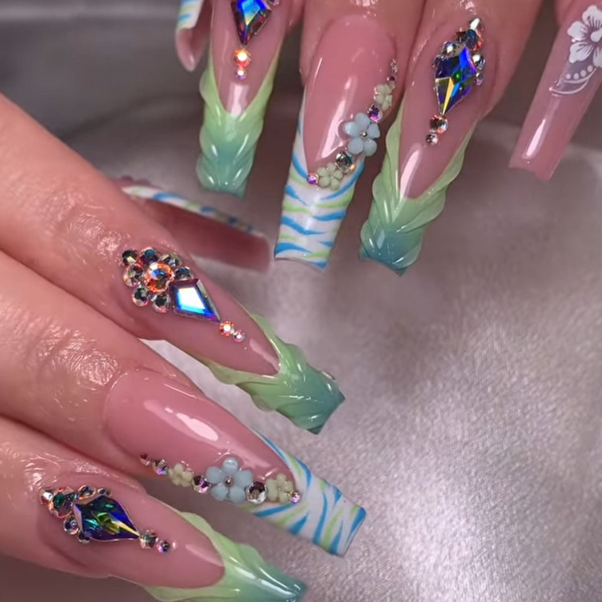Glamouröse 3D Blumeneffekt Press-On Nagelverlängerungen Brehn