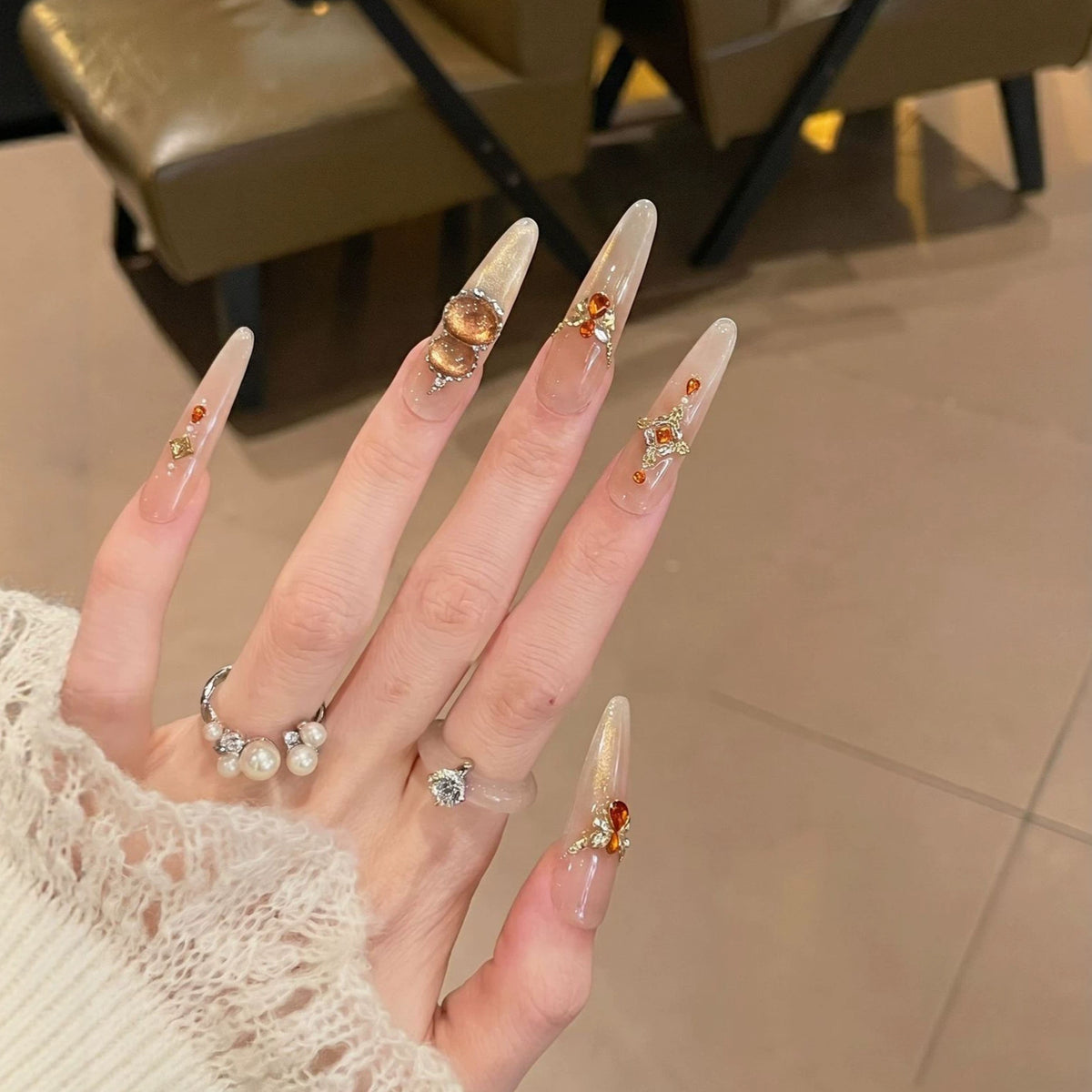 Dekorativer Stiletto Press-On Nagelset mit Edelsteinakzenten Brehn 1788224085