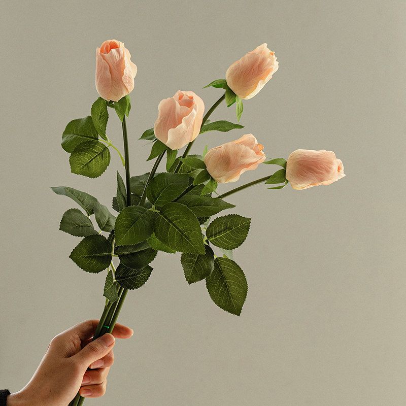 Lebensechter künstlicher rosa Rosenstamm