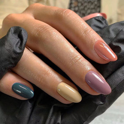 Kunstvolle Nagelverlängerungen mit elegantem Blattmuster Brehn