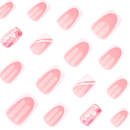 Kunstvolle Nagelkunst mit eleganten französischen Spitzen und floralen Akzenten Brehn