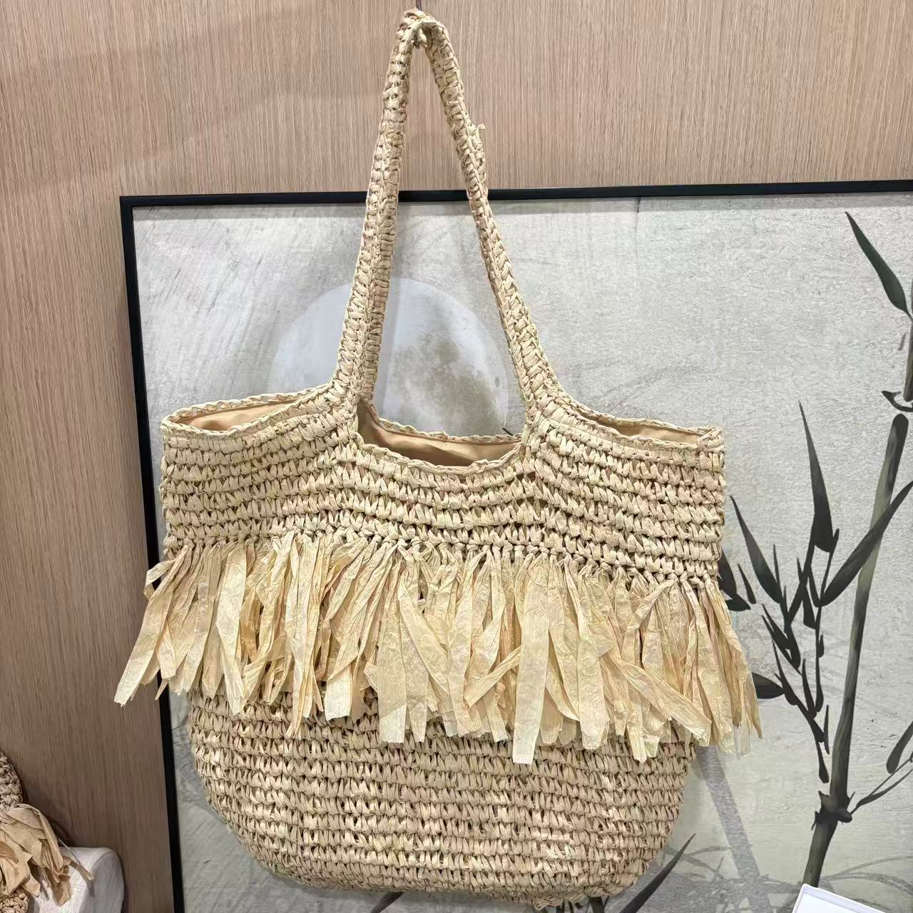 Große Tragetasche mit Fransigen Details Brehn